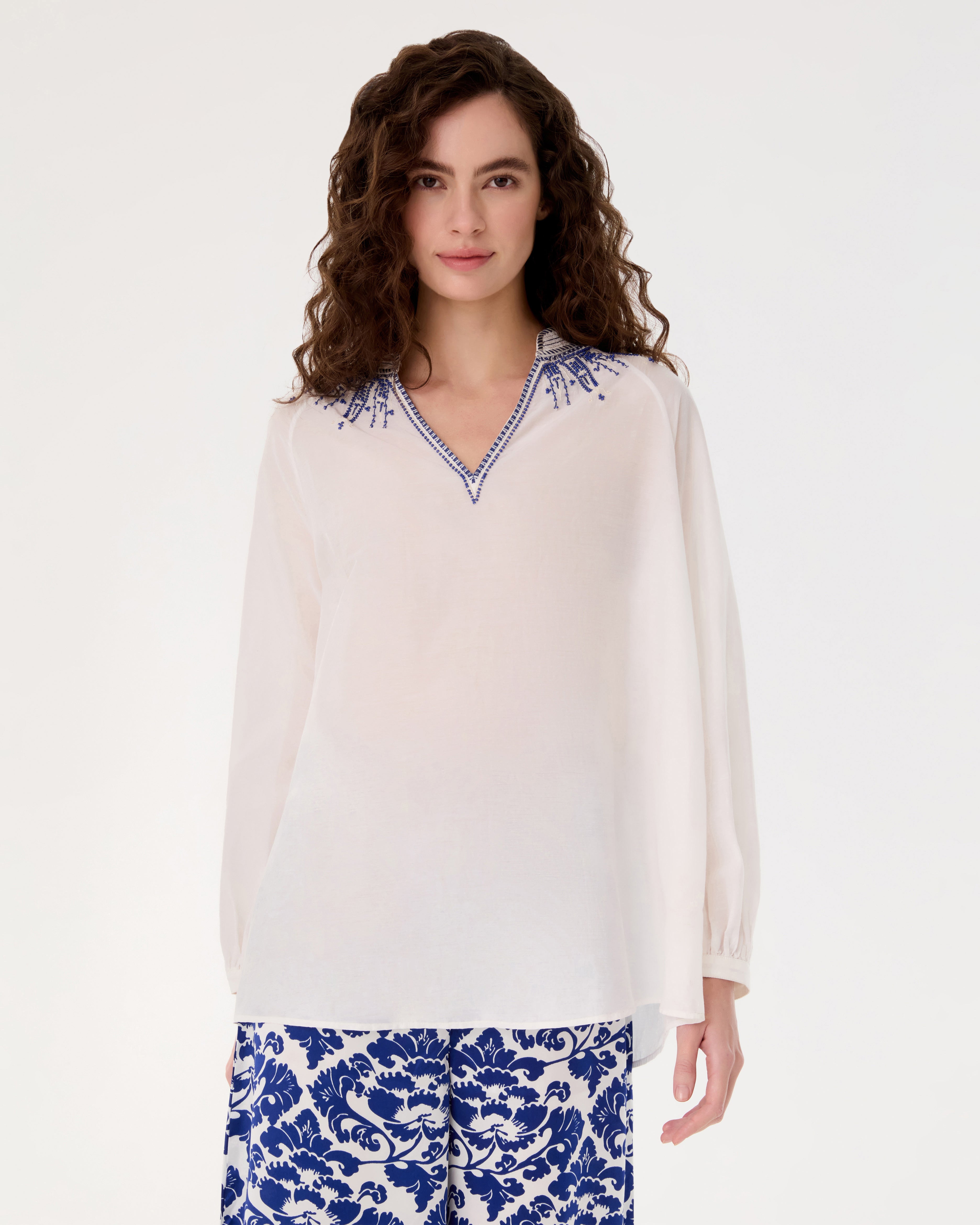 Ilizia Blouse with Iris Embroidery