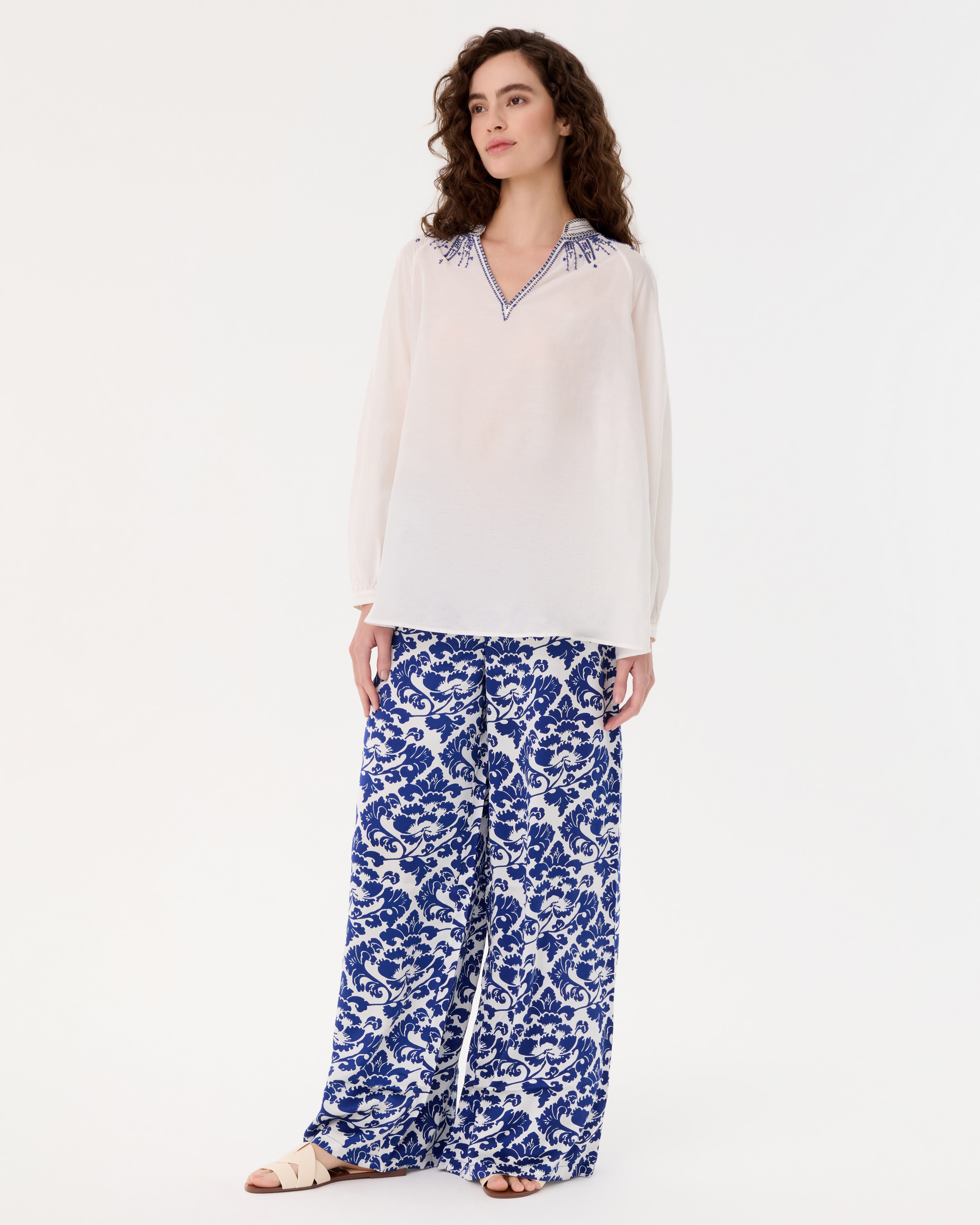 Ilizia Blouse with Iris Embroidery