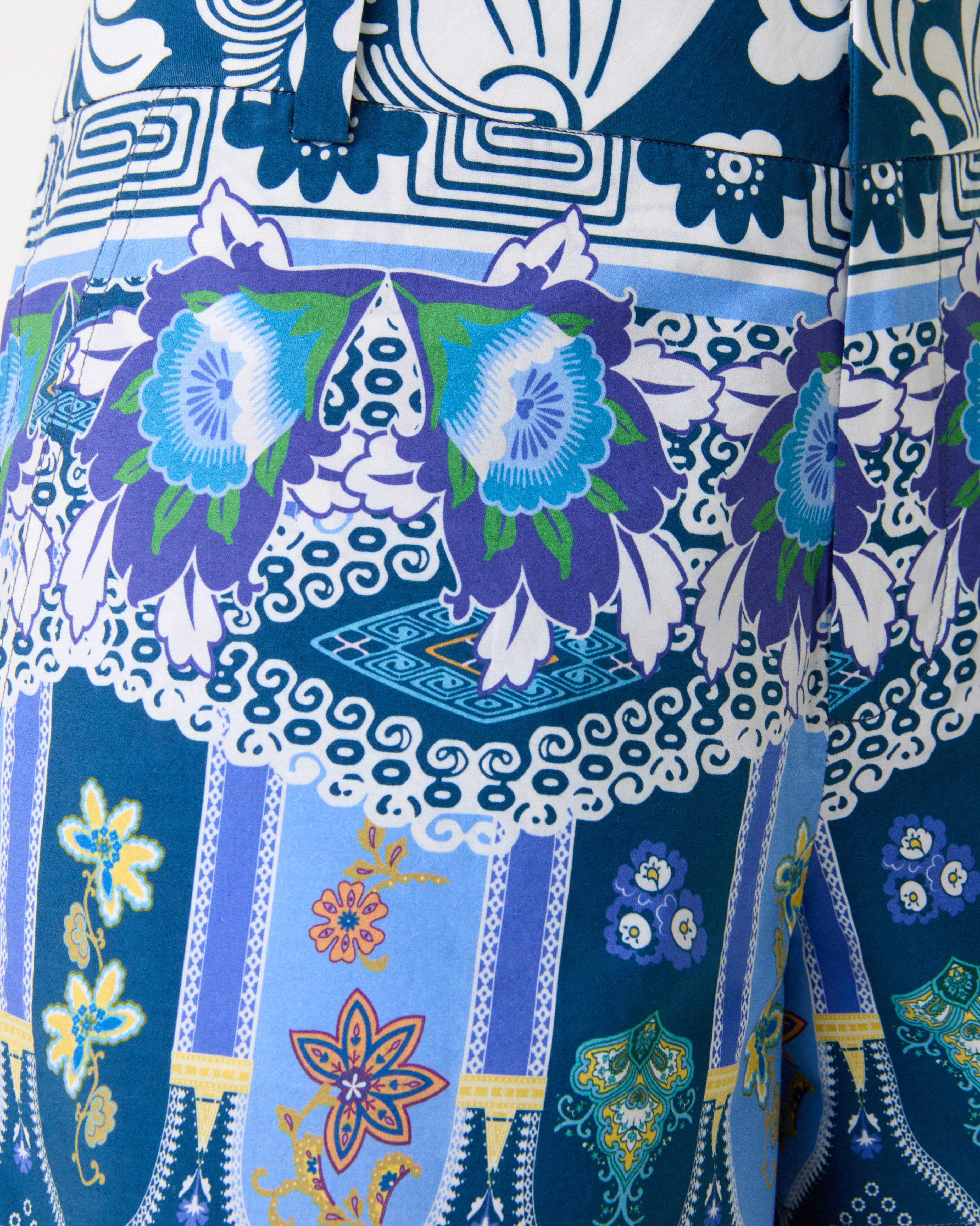 Shorts in Eastern Dream Print