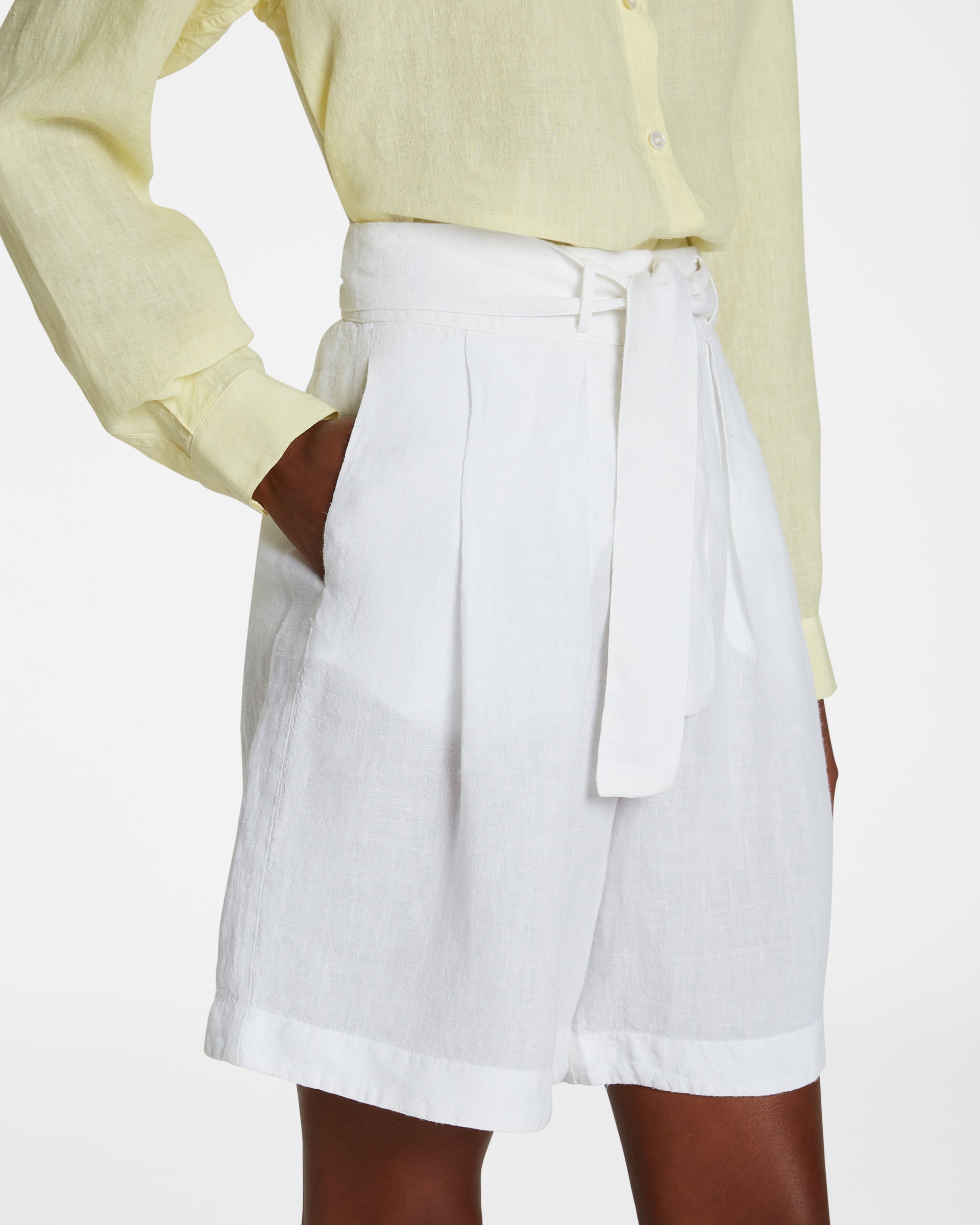 Light Wind Celeste Shorts in White Linen