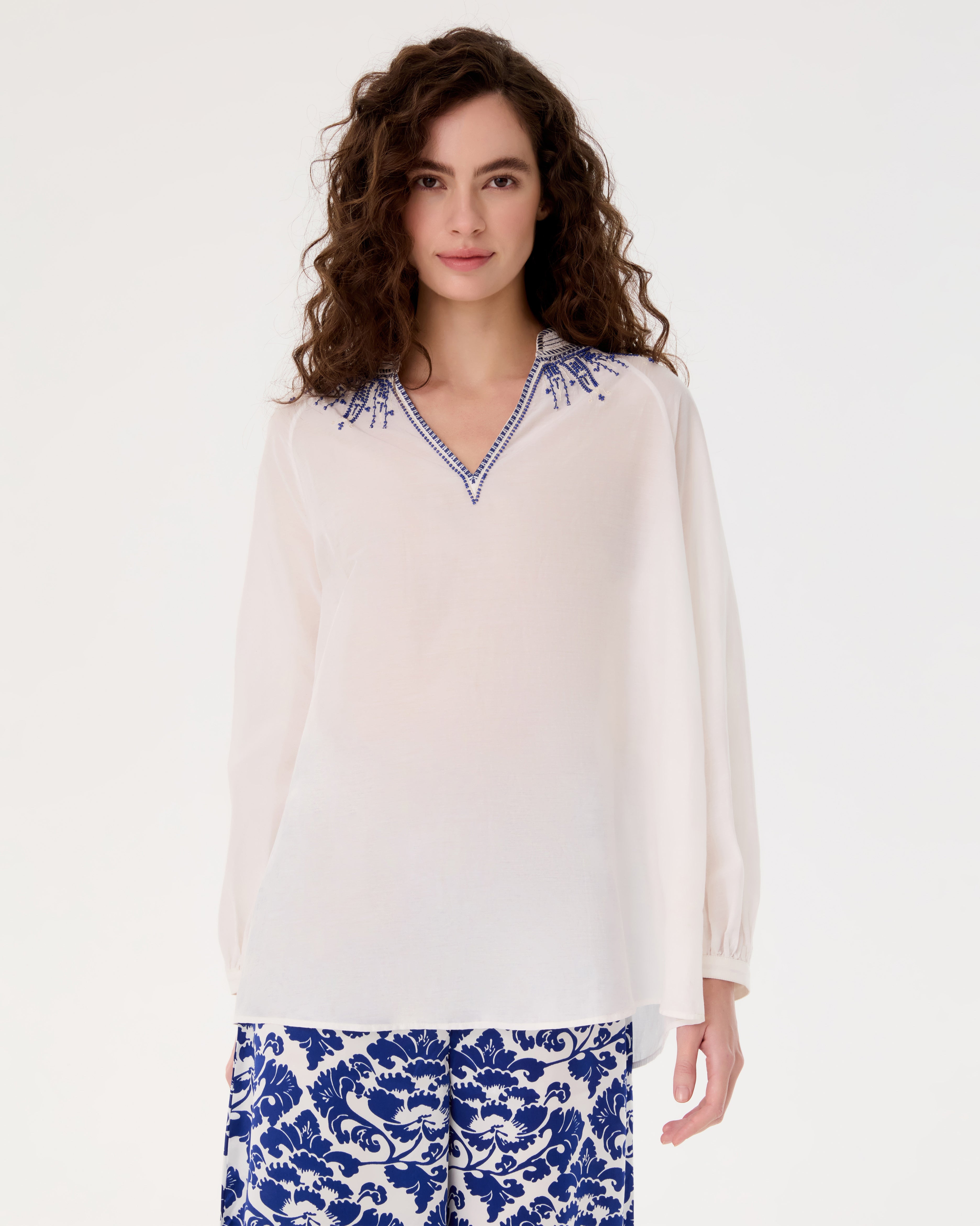 Ilizia Blouse with Iris Embroidery